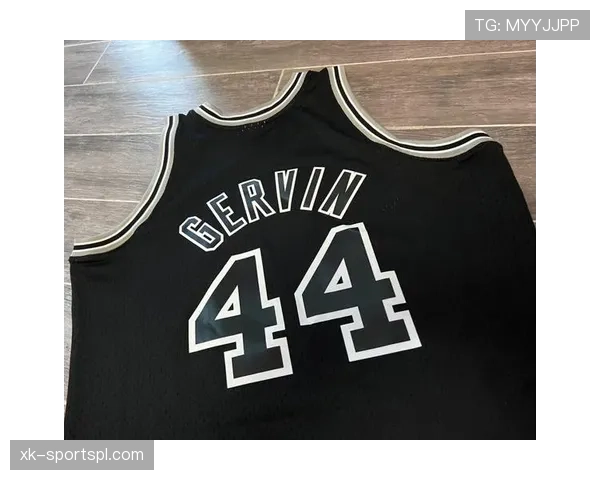 乔治·格文无球跑动拉开空间，改变防守布局